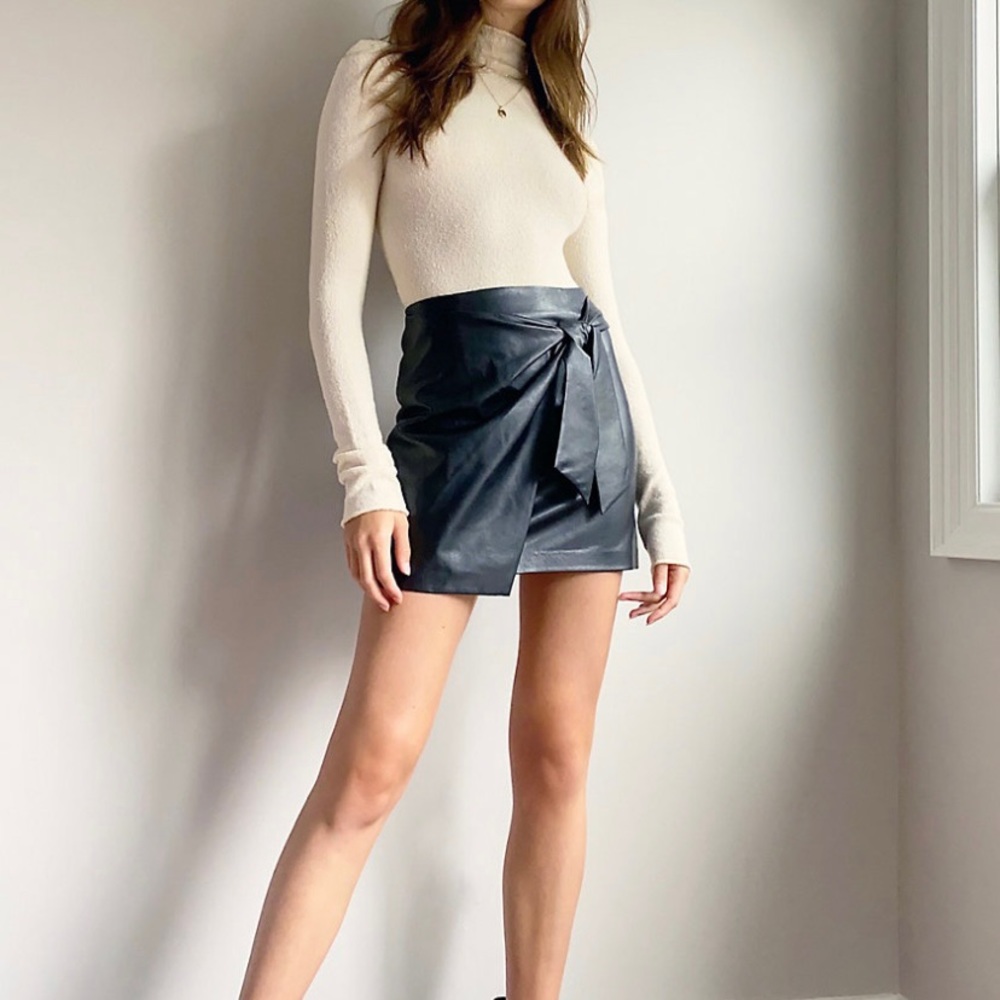 Aritzia size m Wilfred Darling sweater